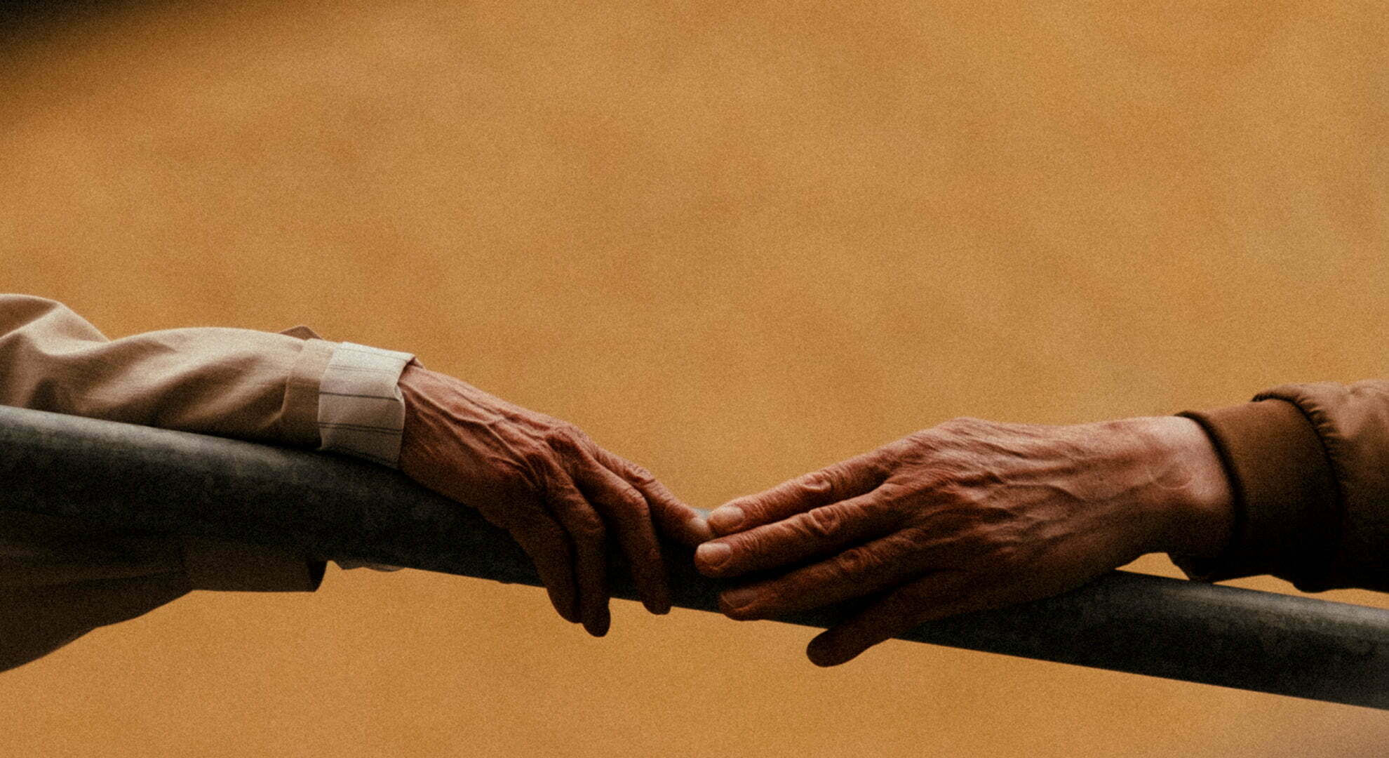 Vanhusten sormenpäät koskettavat toisiansa
