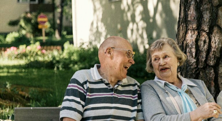 Seniorit iloitsevat yhdessä ulkona