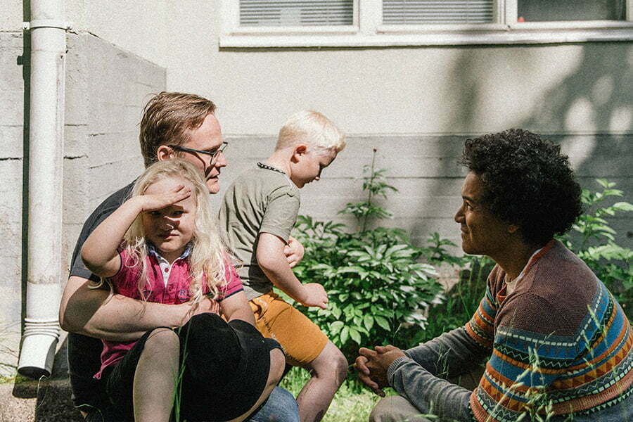Isä ja lapset sekä tukihenkilö