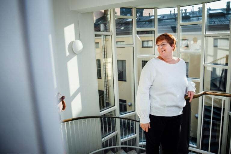 Vapaaehtoistoiminnan päällikkö Hanna Falk aurinkoisessa portaikossa.