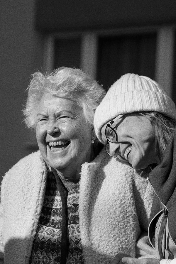 Seniori ja tukihenkilö kävelyllä