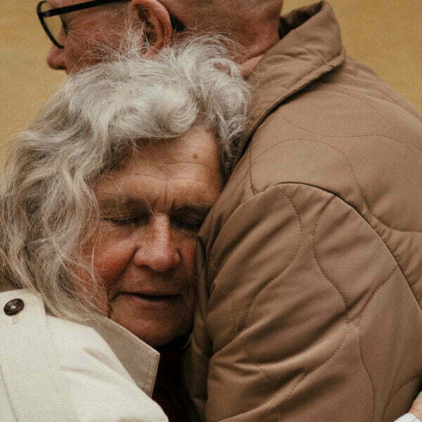 Seniori halaamassa tukihenkilöä