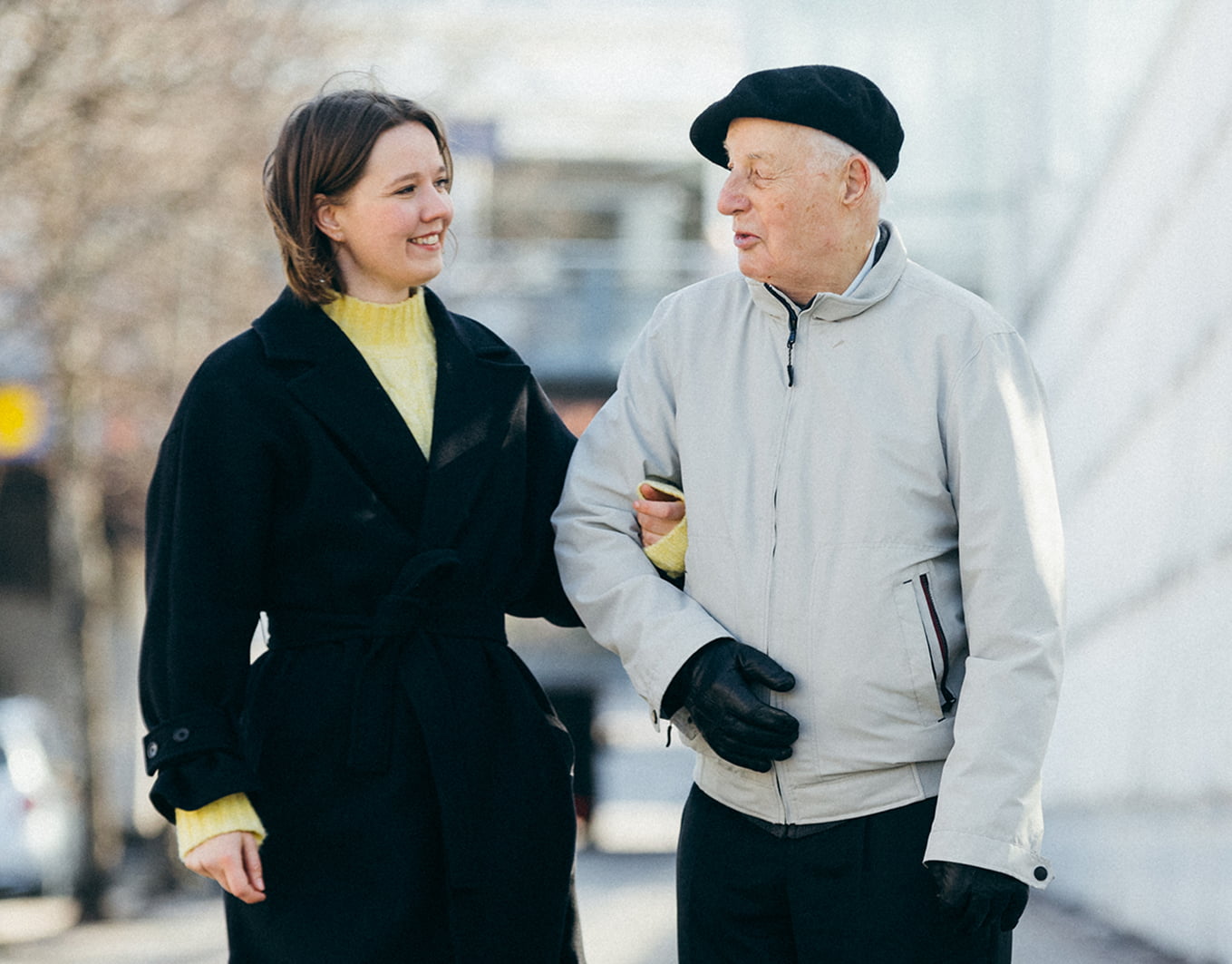 Vapaaehtoinen ja seniori kävelyllä.
