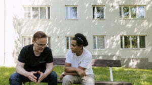 Isä ja tukihenkilö puistossa