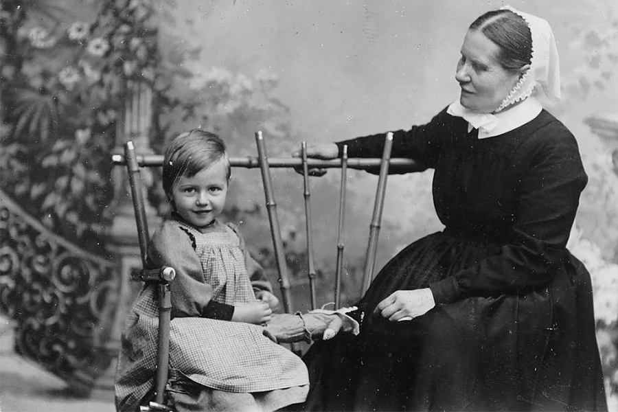 Cecilia Blomqvist syöttää lasta vuonna 1883