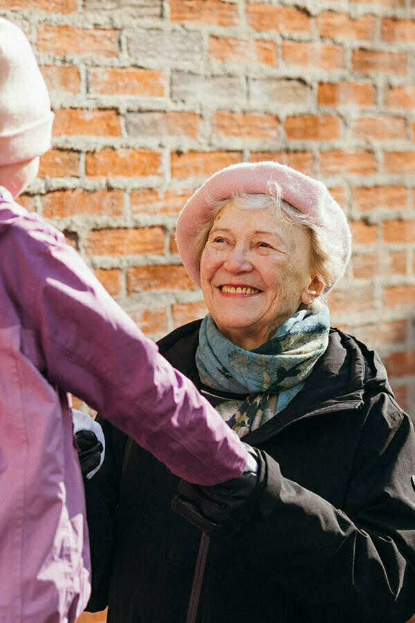 Lapsi ja seniori käsi kädessä