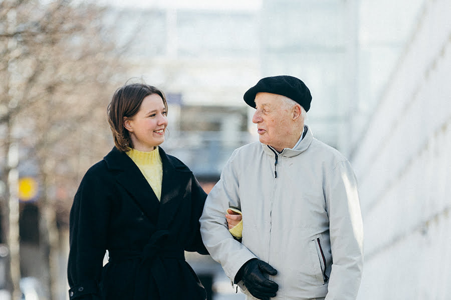 Vapaaehtoinen ja seniori kävelyllä