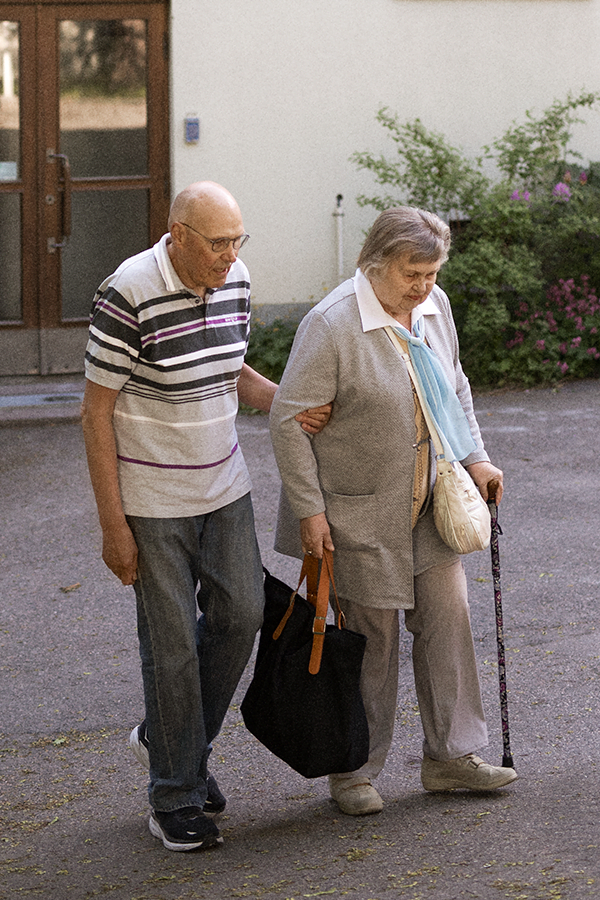 Kaksi senioria kävelemässä