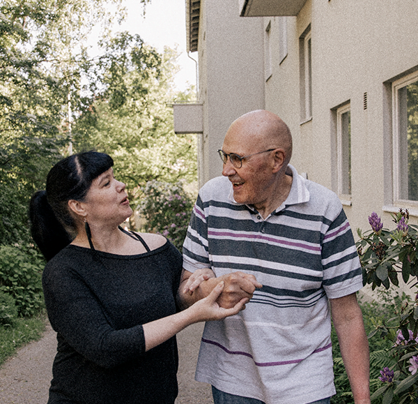 Vapaaehtoinen seniorin kanssa