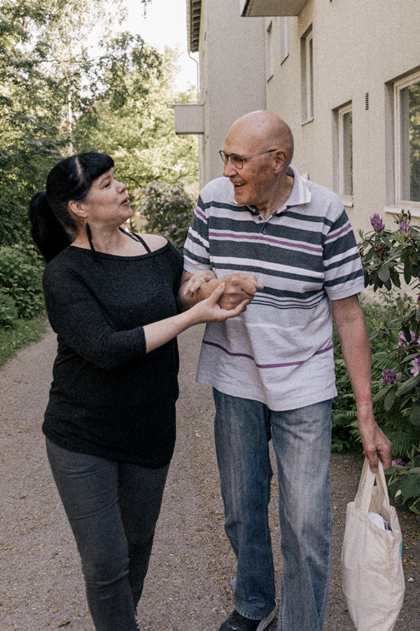 Vapaaehtoinen seniorin kanssa
