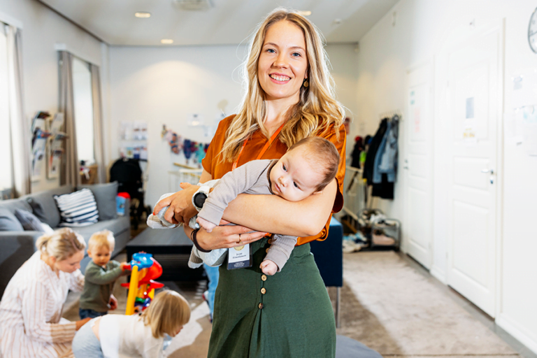 Vapaaehtoinen ja vauva Albertin olohuoneella