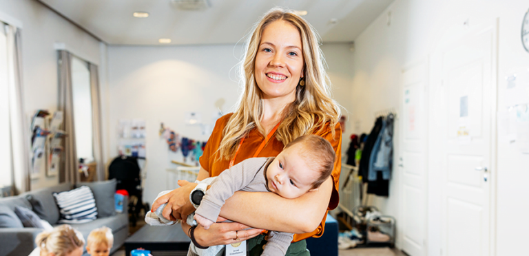 Vapaaehtoinen ja vauva Albertin olohuoneella