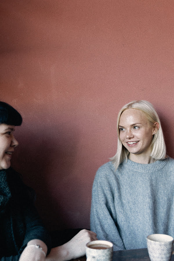 Nuori keskustelemassa