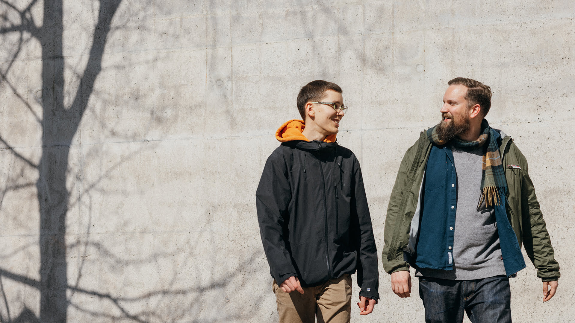 Nuori ja vapaaehtoinen kävelyllä