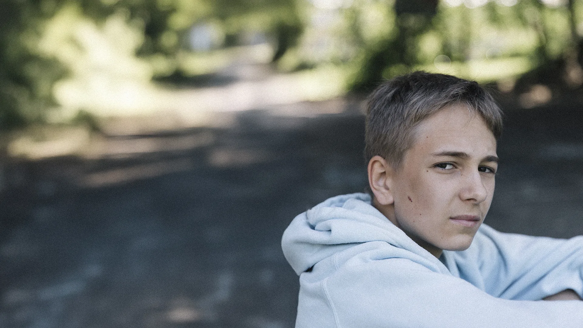 Yksinäinen poika puistossa
