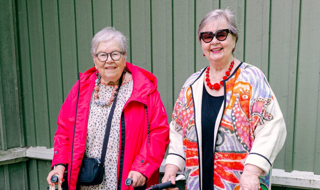 Senioritalo Cecilian asukkaat Liisa ja Eila poseeraavat hymyillen kameralle.