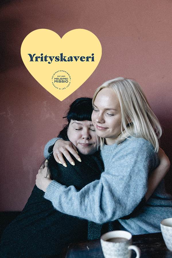 Nuori ja vapaaehtoinen halaamassa