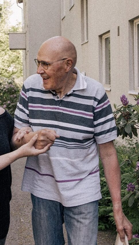 HelsinkiMission tukihenkilö senioriasiakkaan kanssa