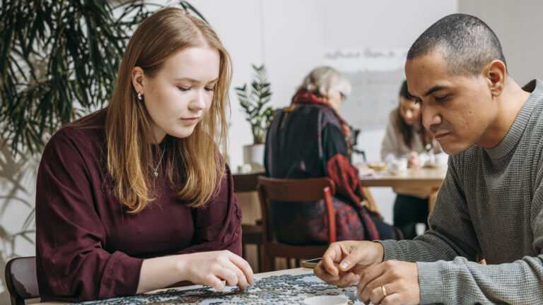 Nuoret tekevät palapeliä yhdessä