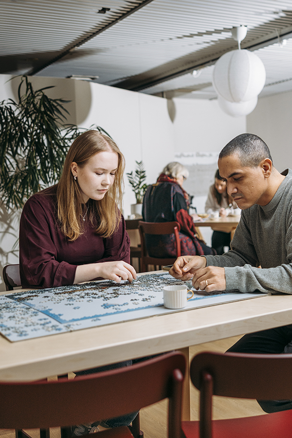 Nuoret tekevät yhdessä palapeliä