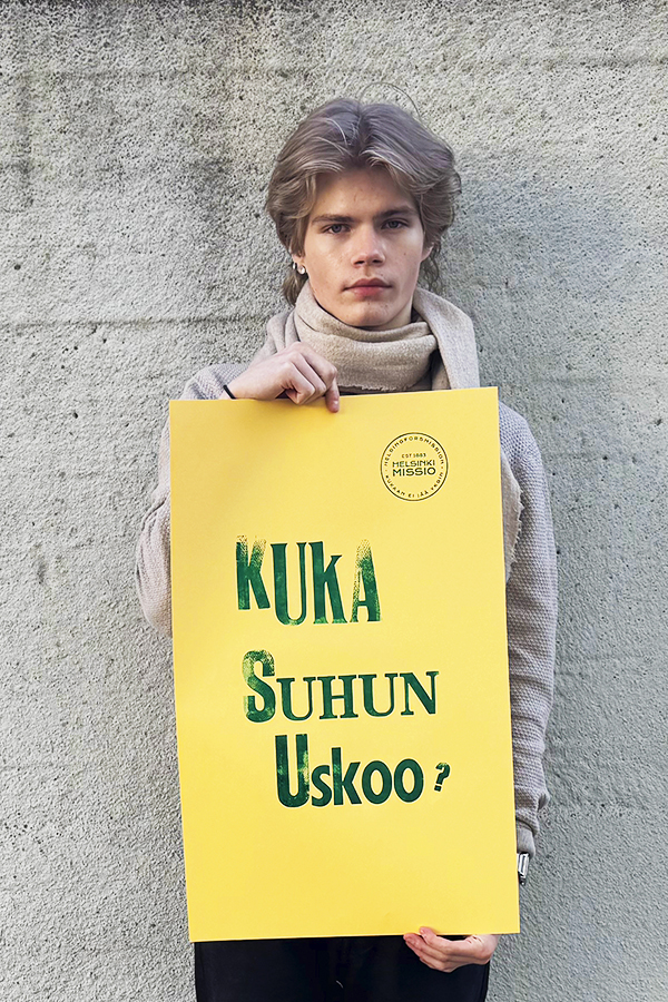 Poika pitelemässä julistetta